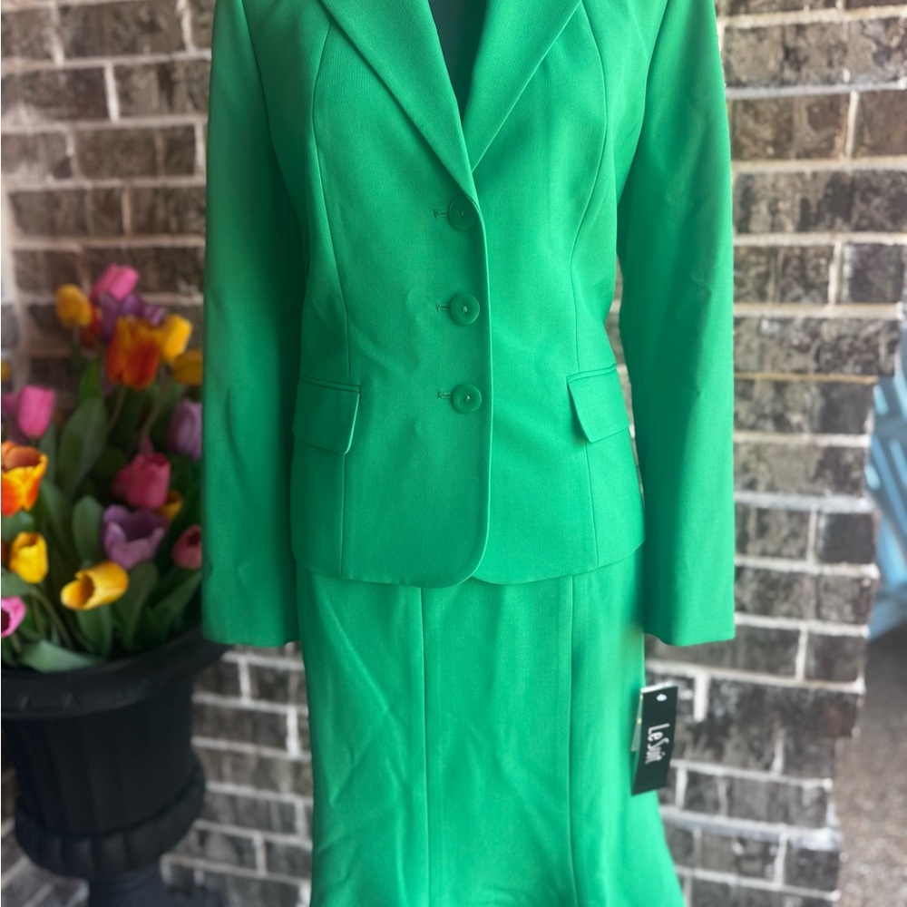Le Suit Bright Green Blazer and Skirt Ensemble